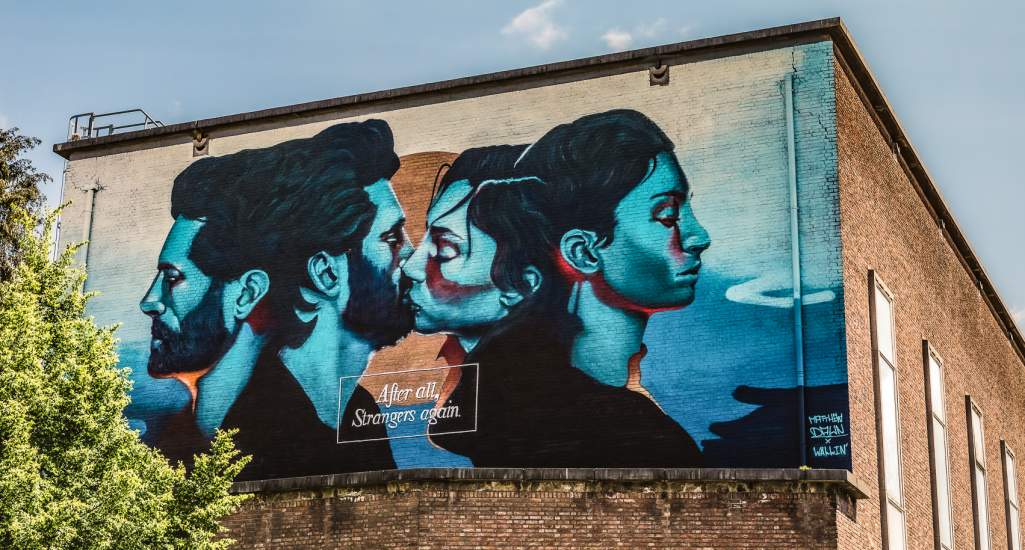 Street art Gent, After all strangers again (foto met dank aan Michiel Devijver) | Mooistestedentrips.nl