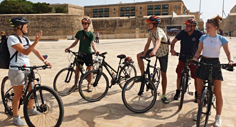 Fietsen in Valletta, foto met dank aan Baja Bikes