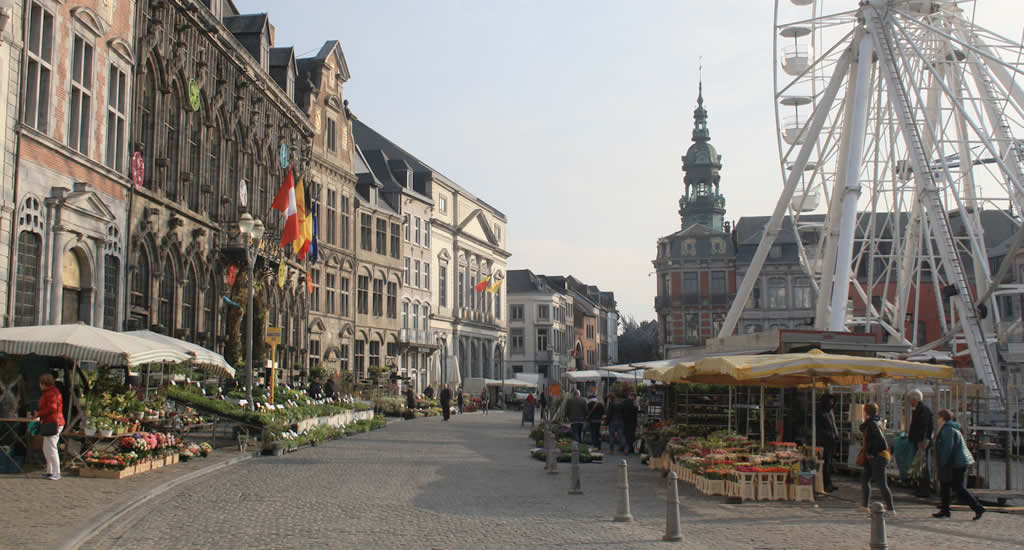 Mons, België: de grote markt van Mons | Mooistestedentrips.nl