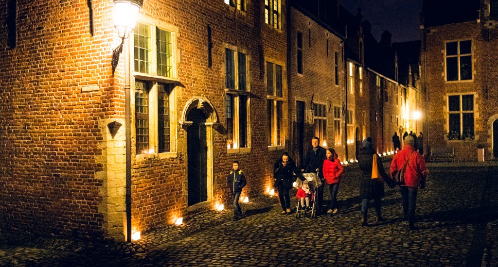 Winter in Leuven, kaarsjes in het Groot Begijnhof | Mooistestedentrips.nl
