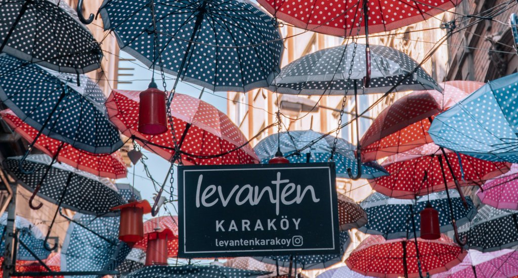 Umbrella street Istanbul, Karakoy | Mooistestedentrips.nl