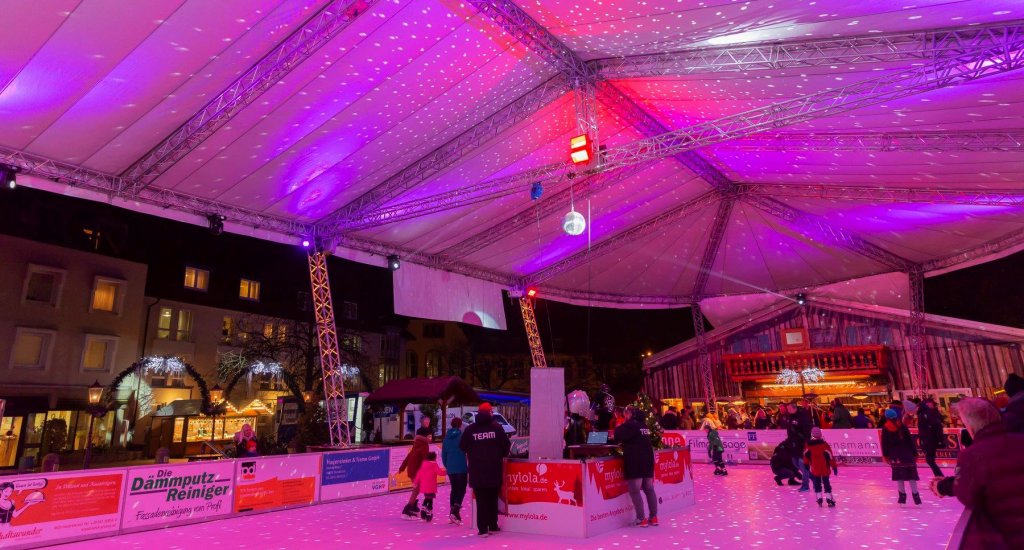 Kerstmarkt Osnabrück: schaatsen op het Ledenhof (foto met dank aan Eiszauber) | Mooistestedentrips.nl