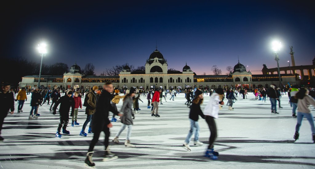 Schaatsen in Boedapest, foto met dank aan Budapest City Park Ice Rink | Mooistestedentrips.nl