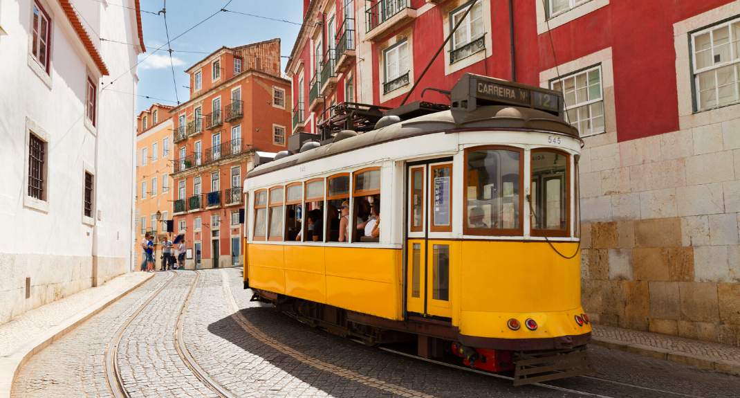 Wat te doen in Lissabon? Maak een ritje in Tram 28