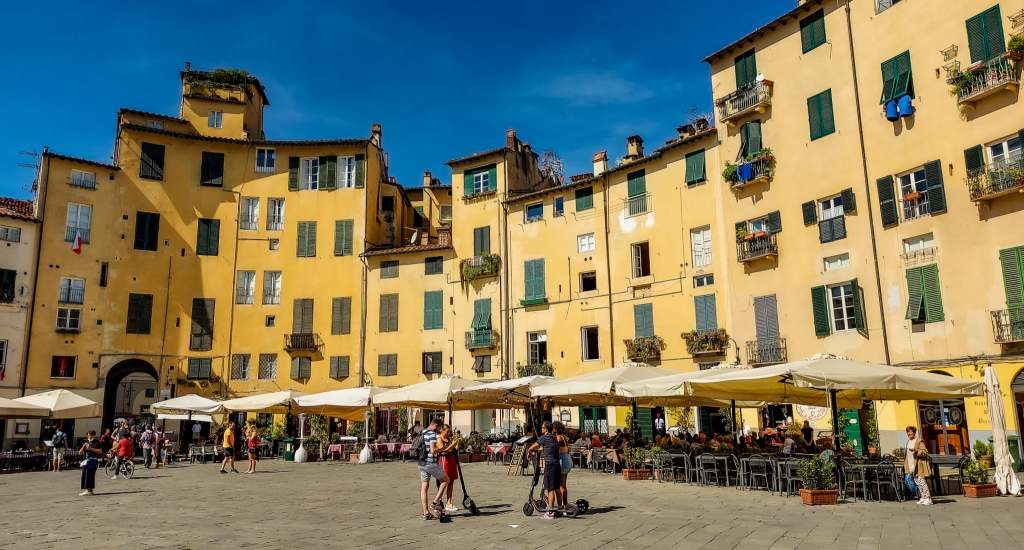 Lucca bezienswaardigheden: Piazza Anfiteatro | Mooistestedentrips.nl