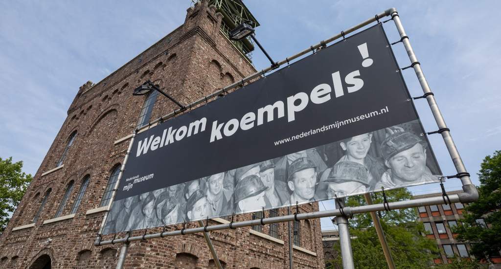 Bezienswaardigheden Heerlen, foto met dan aan het Mijnmuseum | Mooistestedentrips.nl