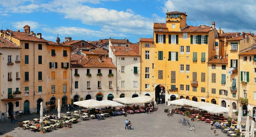 Lucca bezienswaardigheden, Piazza Anfiteatro | Mooistestedentrips.nl