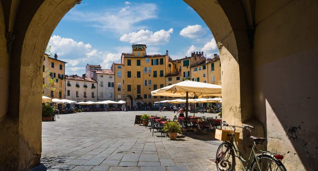 Lucca bezienswaardigheden, Piazza Anfiteatro | Mooistestedentrips.nl