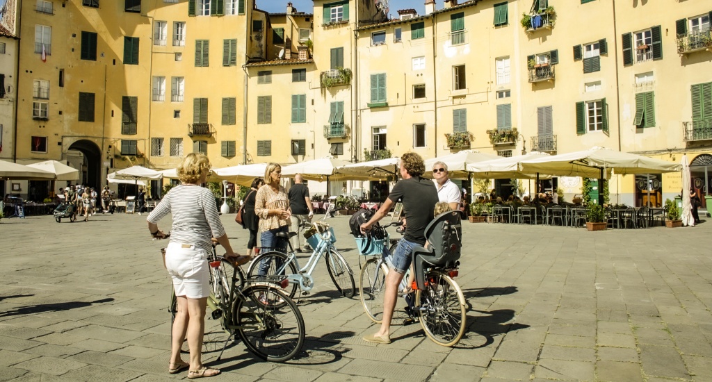 Fietsen in Lucca: Piazza Anfiteatro | Mooistestedentrips.nl