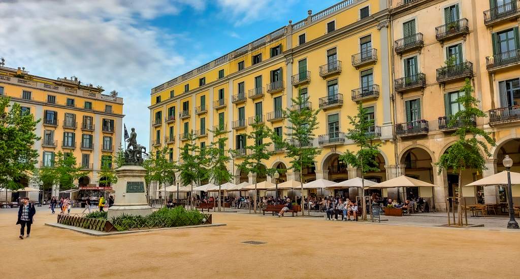 Girona (Gerona) bezienswaardigheden, Plaça de la Independència | Mooistestedentrips.nl
