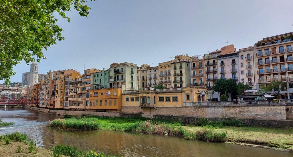 Bezienswaardigheden Girona, de oevers van de Onyar | Mooistestedentrips.nl
