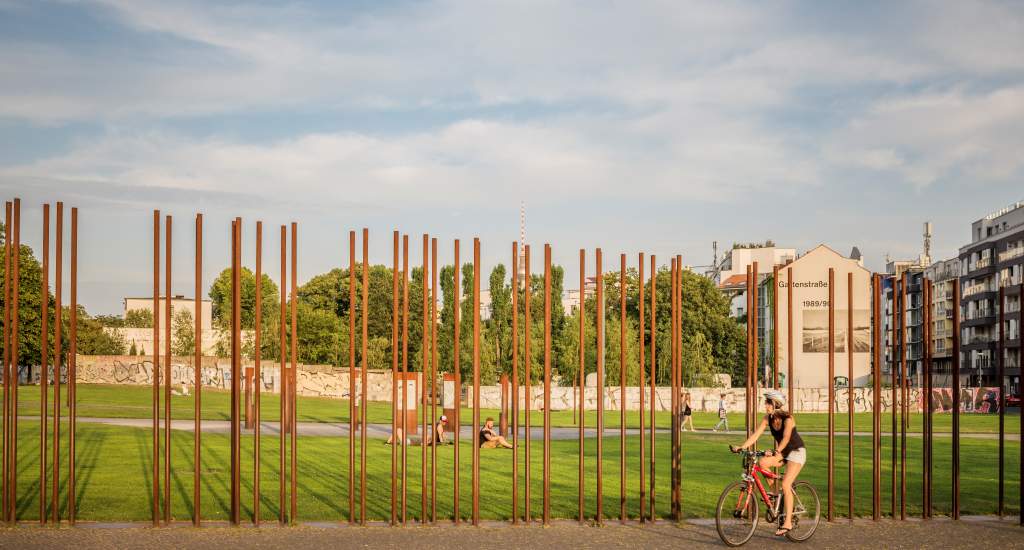 Fietsen in Berlijn, langs de Berlijnse Muur. Foto met dank aan Dagmar Schwelle en Visit Berlin