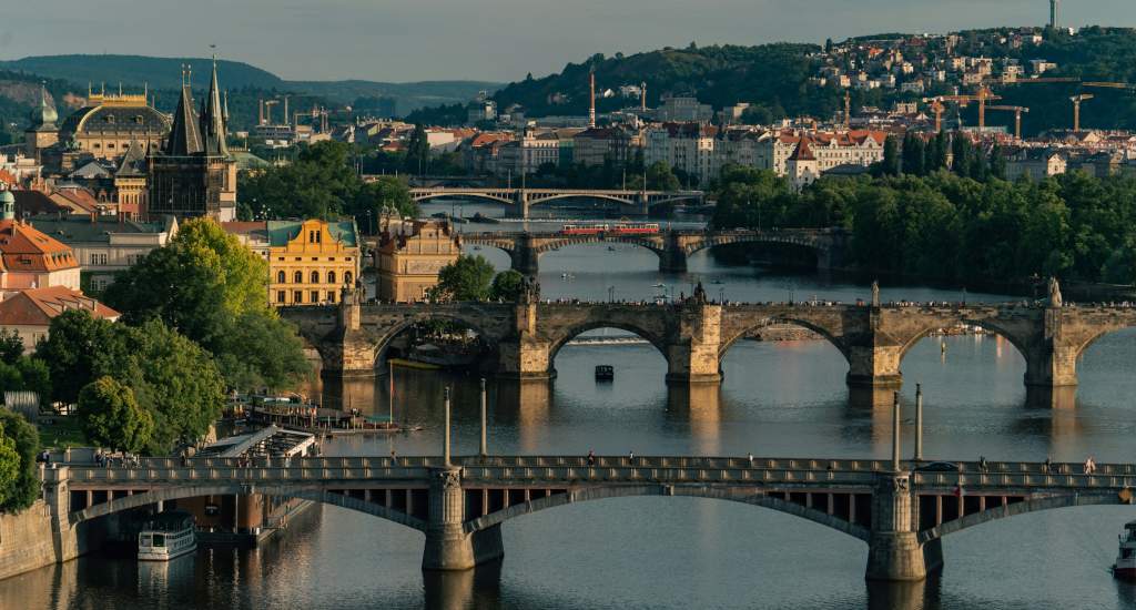 Fietsen in Praag, uitzicht vanaf Létna park | Mooistestedentrips.nl