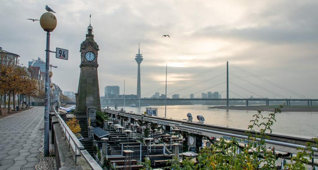 Stedentrip Düsseldorf: Rheinuferpromenade (foto: visit Düsseldorf)